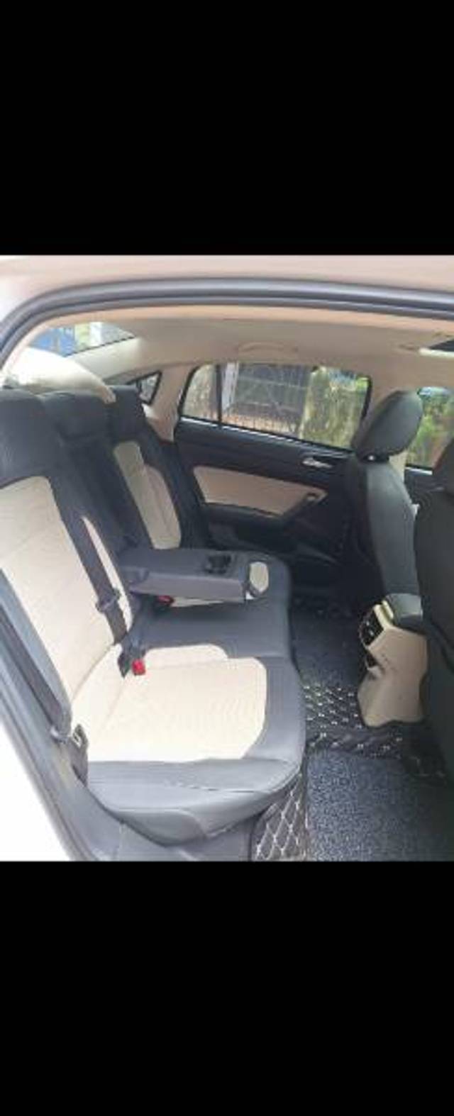 https://images10.gaadi.com/usedgaadi-sellcar/UsedCar/f5ac247ca/eba06828-cfc1-4d2f-894b-1cb53cd42bce.jpg?imwidth=6402