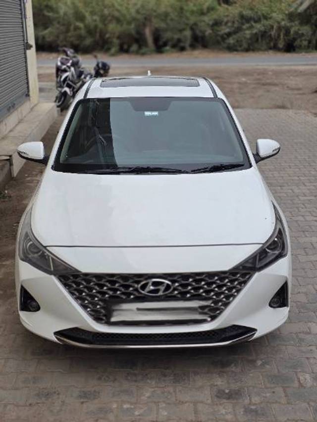 https://images10.gaadi.com/usedgaadi-sellcar/UsedCar/f5accdada/e1b39d5b-4efc-4404-82e1-d738c52fbc73.jpg?imwidth=6400