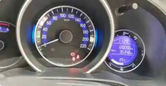 https://images10.gaadi.com/usedgaadi-sellcar/UsedCar/f5accde7a/8ce218ce-77d5-4fbf-ab4b-1059a68352ab.jpeg?imwidth=6402