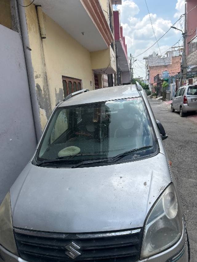 https://images10.gaadi.com/usedgaadi-sellcar/UsedCar/f5ada3dea/7c66771f-c205-4d64-8c7f-c6aab3fbeac7.jpg?imwidth=6400