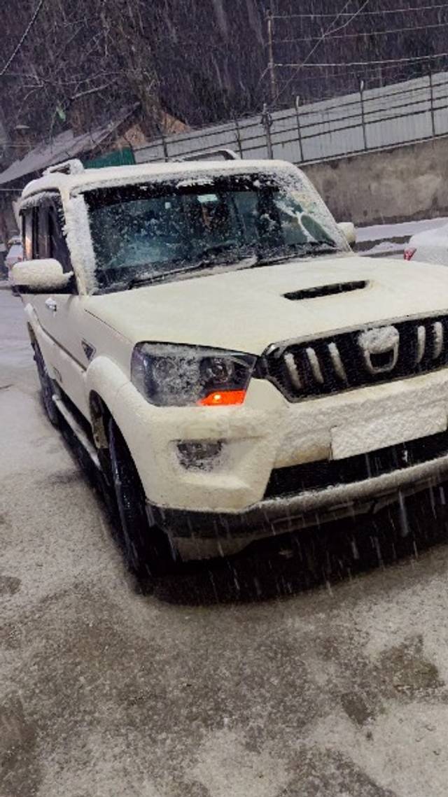 https://images10.gaadi.com/usedgaadi-sellcar/UsedCar/f5ada56fa/a26d751d-795b-4d0c-987f-6796901fc5d8.jpeg?imwidth=6400