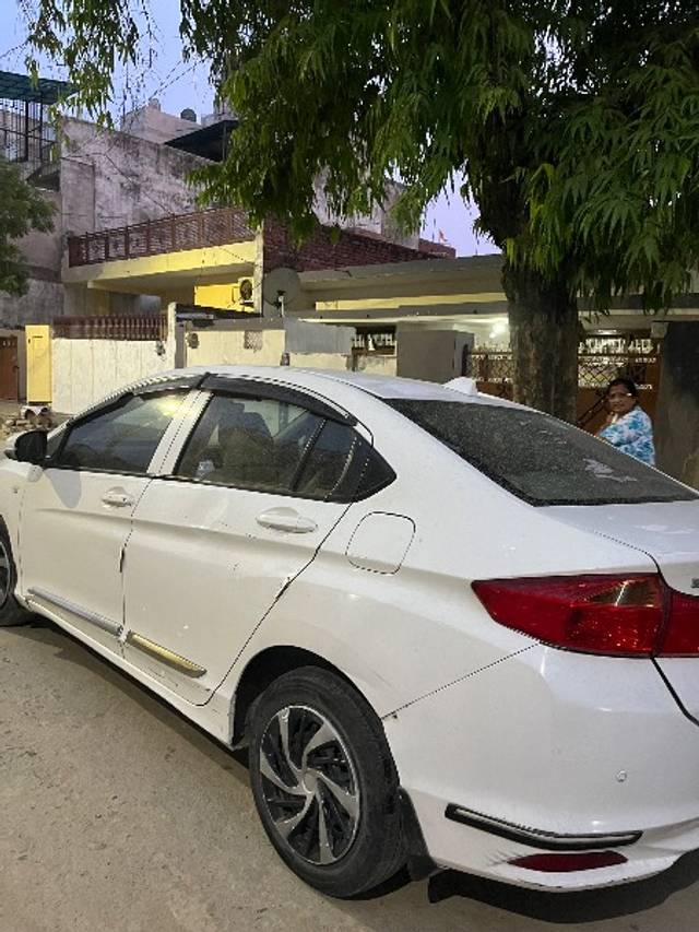 https://images10.gaadi.com/usedgaadi-sellcar/UsedCar/f5ae998fa/776aad6f-b2e9-41da-804b-6fdd02512004.jpeg?imwidth=6402