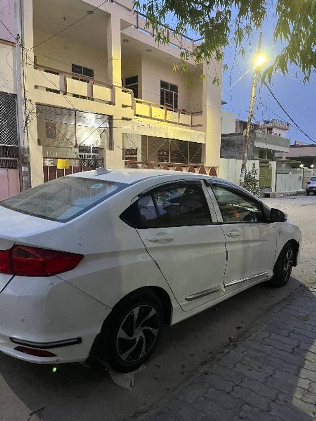 https://images10.gaadi.com/usedgaadi-sellcar/UsedCar/f5ae998fa/c3aa8421-44b6-41d4-a381-4794f5a14088.jpeg?imwidth=6400