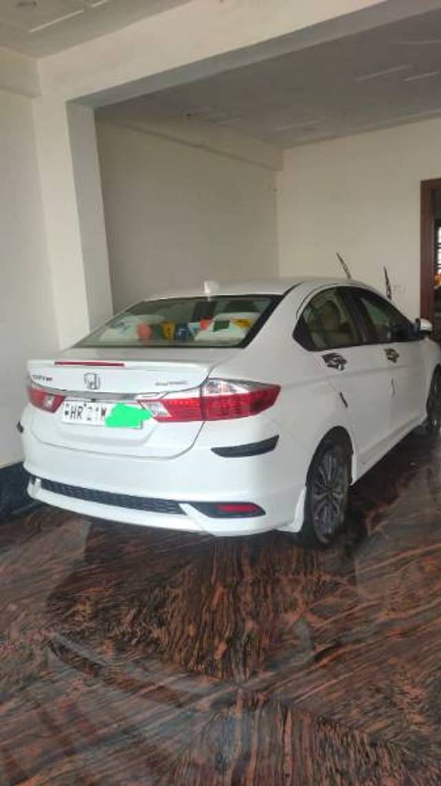 https://images10.gaadi.com/usedgaadi-sellcar/UsedCar/f5af7518a/004d45e8-746c-4a4e-a9e7-cd639dc00978.jpg?imwidth=6402