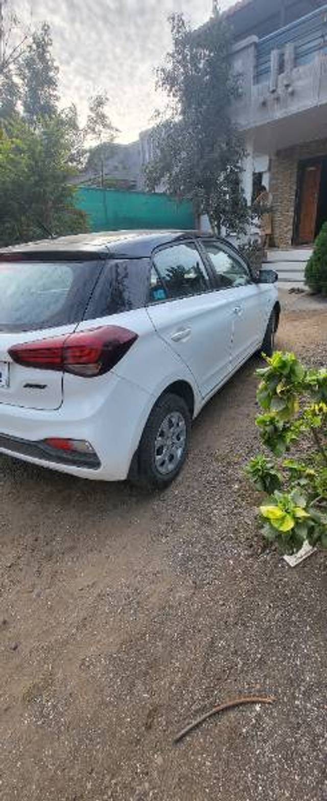 https://images10.gaadi.com/usedgaadi-sellcar/UsedCar/f5b14c99a/a40e45c8-762e-4b32-a0cb-99591fc0d79a.jpg?imwidth=6402