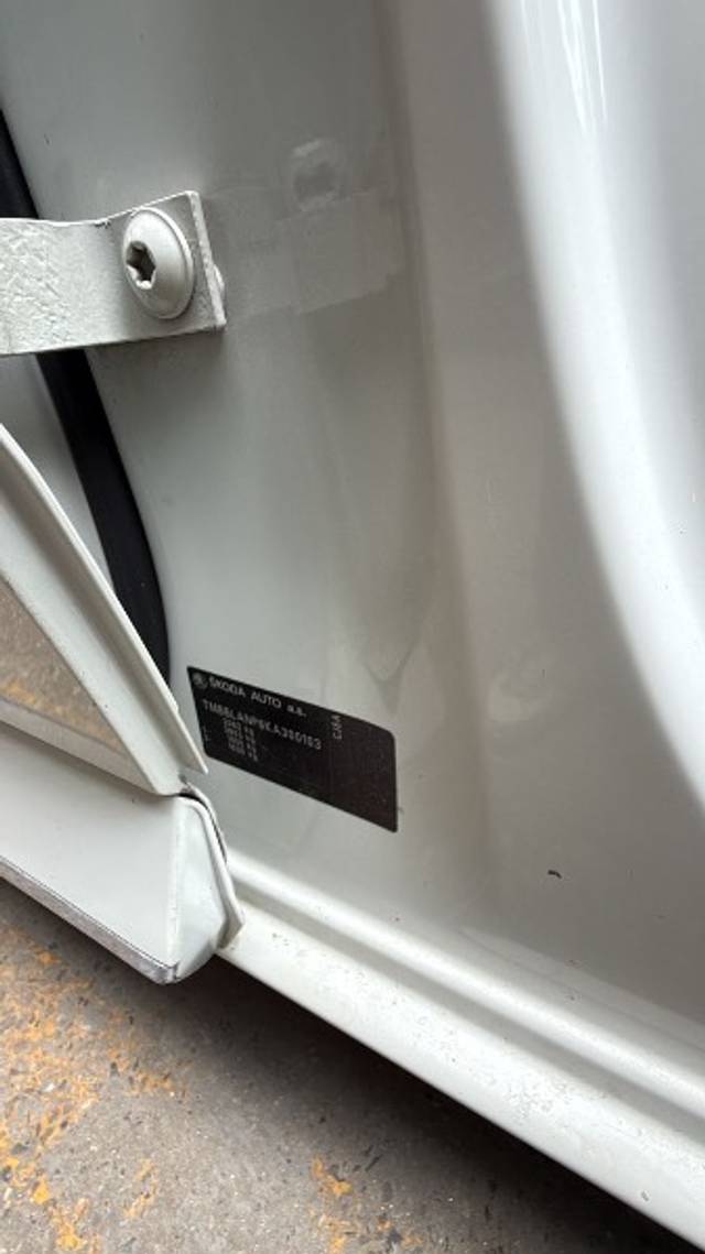 https://images10.gaadi.com/usedgaadi-sellcar/UsedCar/f5b2b0e5a/4a6e2743-0802-4e0b-a39d-5deae8aa6702.jpeg?imwidth=6402