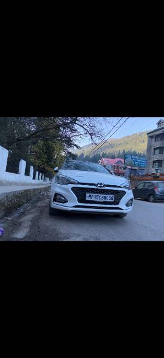 https://images10.gaadi.com/usedgaadi-sellcar/UsedCar/f5b40a02a/b7b03ee4-1766-4892-bef2-efe163cd483e.jpg?imwidth=6400