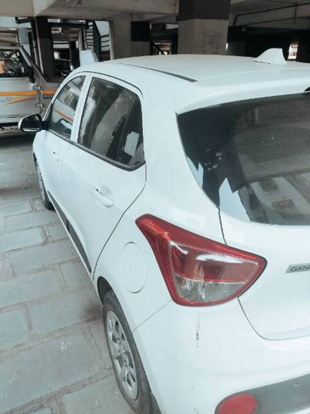 https://images10.gaadi.com/usedgaadi-sellcar/UsedCar/f5b83642a/6d74596a-e0bb-4e41-b95c-799c3665ec90.jpg?imwidth=6402