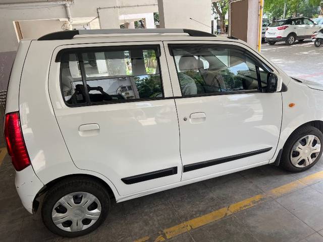https://images10.gaadi.com/usedgaadi-sellcar/UsedCar/f5b87b56a/64cc5f95-3b80-4959-8687-acb2543e4c69.jpeg?imwidth=6400