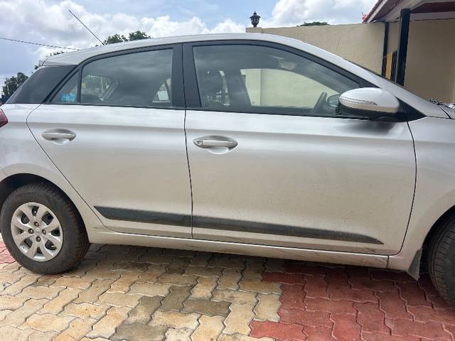 https://images10.gaadi.com/usedgaadi-sellcar/UsedCar/f5baee88a/27b26756-699a-4522-afa6-d9f02a5c4bad.jpg?imwidth=6401