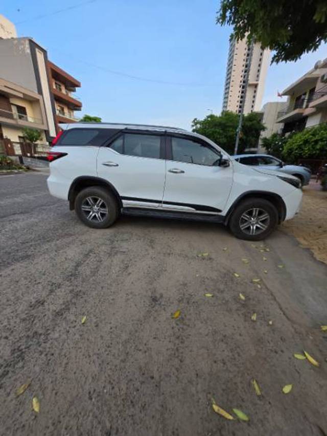 https://images10.gaadi.com/usedgaadi-sellcar/UsedCar/f5bbd05da/628ba4b4-89a3-48b4-979d-3053d6d68f6b.jpg?imwidth=6401