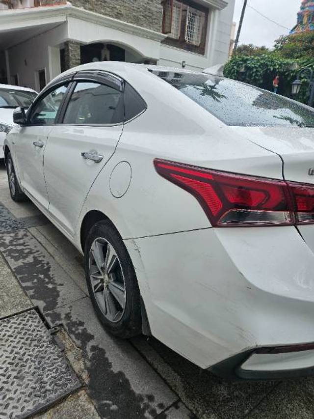 https://images10.gaadi.com/usedgaadi-sellcar/UsedCar/f5bd5a3ea/5976d019-e21b-442e-b9d6-6a3d0ae1c96f.jpg?imwidth=6401