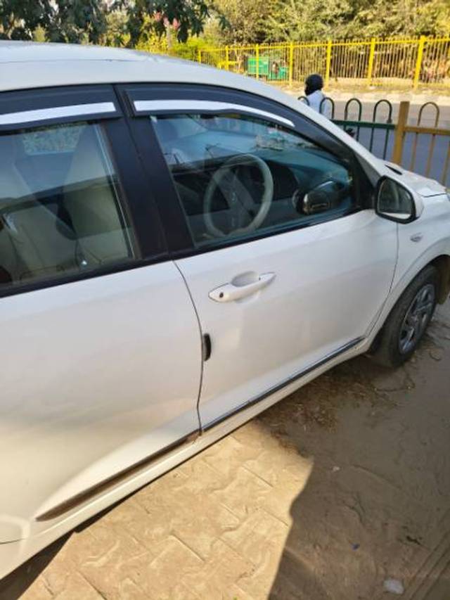 https://images10.gaadi.com/usedgaadi-sellcar/UsedCar/f5bd977ca/58b9d77f-b7ae-439b-90f3-0afa30eab9c2.jpg?imwidth=6400