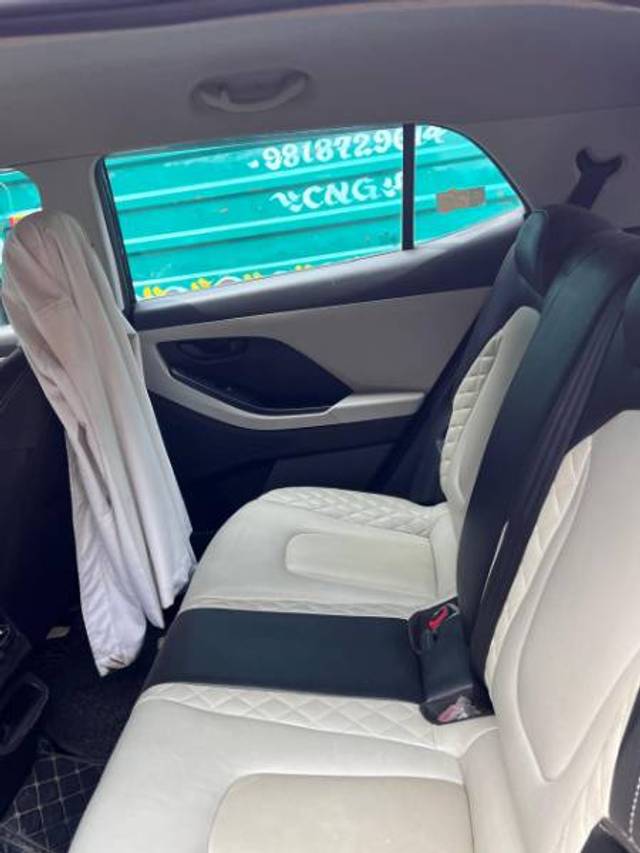 https://images10.gaadi.com/usedgaadi-sellcar/UsedCar/f5bfdaa5a/2be2163f-bd16-441c-8364-e47500da4248.jpg?imwidth=6402