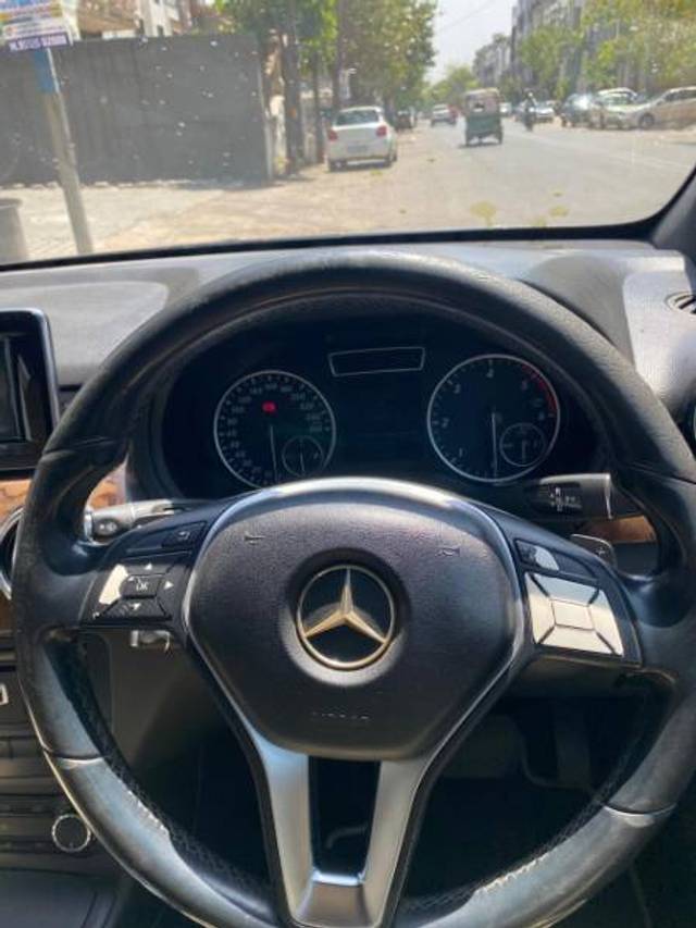 https://images10.gaadi.com/usedgaadi-sellcar/UsedCar/f5c3f355a/48d0f36b-8095-403b-a9b7-8b98fade7709.jpeg?imwidth=6401