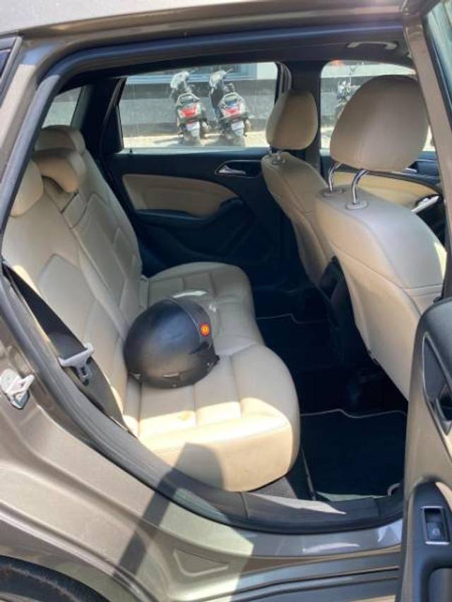 https://images10.gaadi.com/usedgaadi-sellcar/UsedCar/f5c3f355a/57f451a2-a1df-4eab-b121-a2abf7cec1af.jpeg?imwidth=6400
