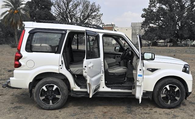 https://images10.gaadi.com/usedgaadi-sellcar/UsedCar/f5c603d0a/c1c31390-eff7-4682-9509-1f4ad9f46559.jpeg?imwidth=6401