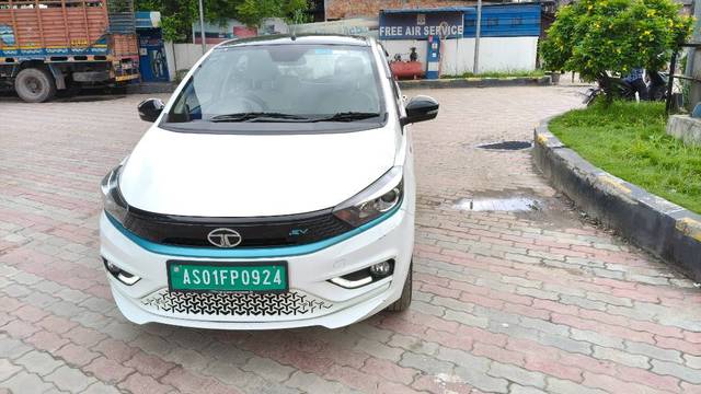 https://images10.gaadi.com/usedgaadi-sellcar/UsedCar/f5c8310ca/06cf70d8-7360-43be-87e4-926b4b95f1ce.jpg?imwidth=6400