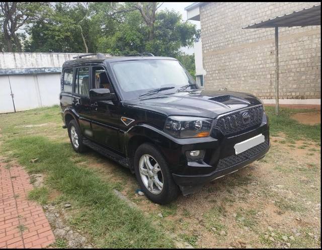 https://images10.gaadi.com/usedgaadi-sellcar/UsedCar/f5c8a238a/d061b6c2-427d-491a-8395-3cd8268b469f.jpeg?imwidth=6400