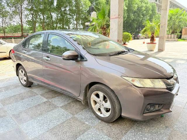 https://images10.gaadi.com/usedgaadi-sellcar/UsedCar/f5cbe5b8a/2c52b6ad-b964-4780-9740-e813892c573b.jpeg?imwidth=6400
