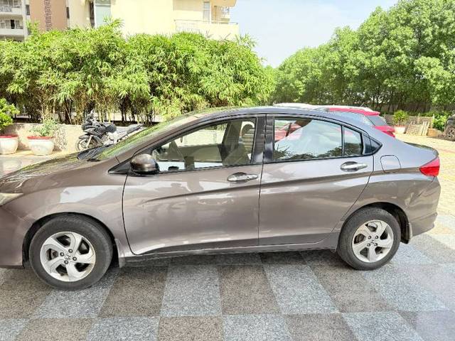 https://images10.gaadi.com/usedgaadi-sellcar/UsedCar/f5cbe5b8a/9368efe5-222e-4a8e-8ae7-4743346daf8b.jpeg?imwidth=6402