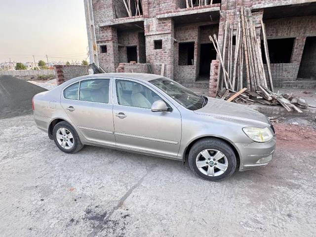 https://images10.gaadi.com/usedgaadi-sellcar/UsedCar/f5cbeb28a/e8273d89-5205-4e7a-b1fe-ef2e72cfe67e.jpg?imwidth=6401