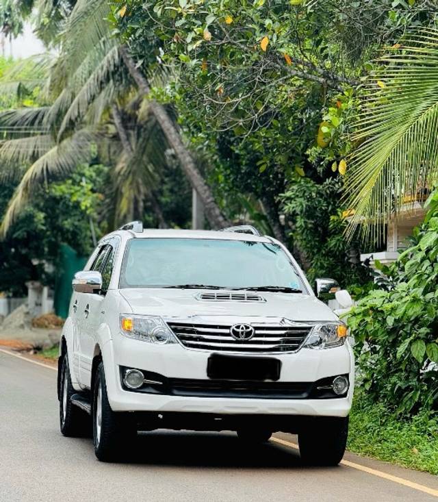 https://images10.gaadi.com/usedgaadi-sellcar/UsedCar/f5cc47bca/6527a444-81bc-4025-998b-01dabdb0c311.jpeg?imwidth=6400