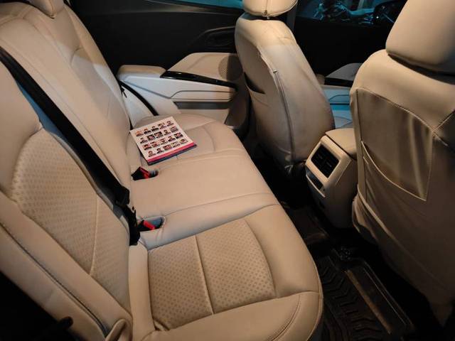 https://images10.gaadi.com/usedgaadi-sellcar/UsedCar/f5cc6a31a/322df58a-1def-46b1-b521-4731f9bdc5f2.jpg?imwidth=6401