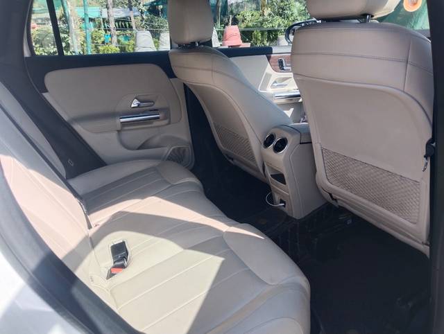 https://images10.gaadi.com/usedgaadi-sellcar/UsedCar/f5cceefca/aef9978a-ada3-4684-a6cf-dd929dd930e4.jpg?imwidth=6402
