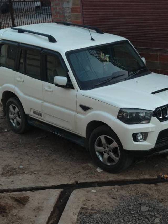 https://images10.gaadi.com/usedgaadi-sellcar/UsedCar/f5cd0baaa/ed805da1-76b1-4727-b34f-e777796e36a6.jpg?imwidth=6402