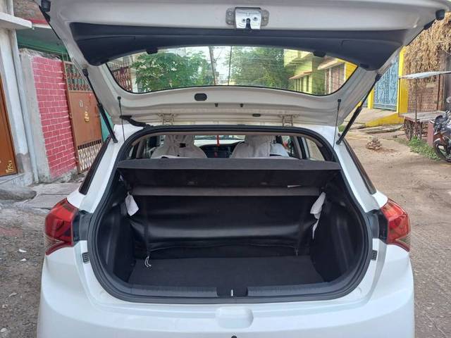 https://images10.gaadi.com/usedgaadi-sellcar/UsedCar/f5cd6e10a/d34b7ea0-cf38-4f95-89f4-8d7663d84e7a.jpg?imwidth=6401