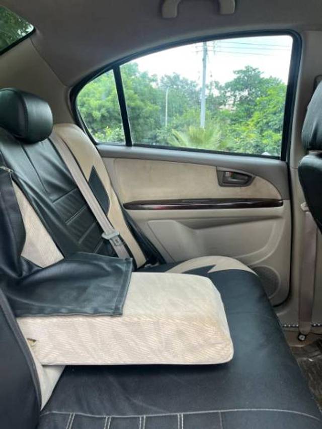 https://images10.gaadi.com/usedgaadi-sellcar/UsedCar/f5ce4758a/35e834c7-ffdb-4d1b-9309-fa9b316eb133.jpg?imwidth=6401
