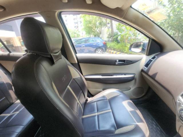 https://images10.gaadi.com/usedgaadi-sellcar/UsedCar/f5cfa9bda/bc820562-a19b-4439-be5c-b940112eddfb.jpg?imwidth=6402