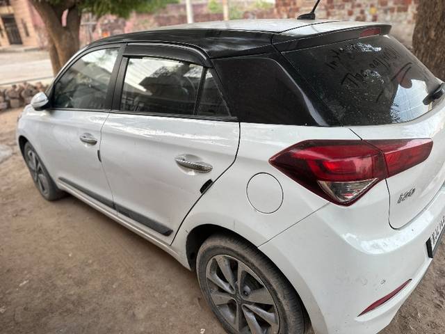 https://images10.gaadi.com/usedgaadi-sellcar/UsedCar/f5cfbf58a/f21f8596-9810-4a3b-8ba7-31970fd72f9d.jpeg?imwidth=6402