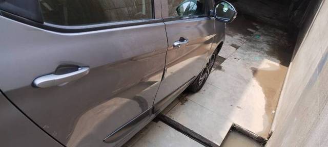 https://images10.gaadi.com/usedgaadi-sellcar/UsedCar/f5d02d4ba/5f5bff9c-3925-4694-8a3a-69445b6911f7.jpg?imwidth=6402