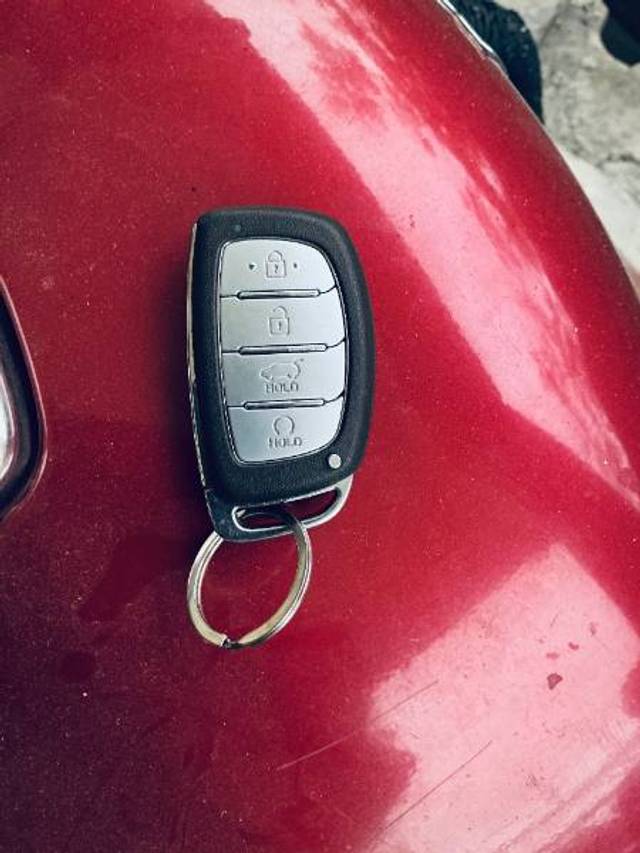 https://images10.gaadi.com/usedgaadi-sellcar/UsedCar/f5d08bf1a/72316f11-5e47-443e-a8a1-2a2f02eefcf0.jpg?imwidth=6401