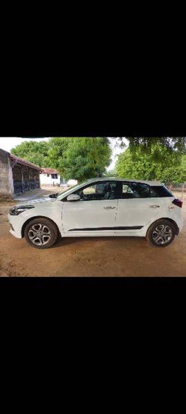https://images10.gaadi.com/usedgaadi-sellcar/UsedCar/f5d0dceca/216195ad-1fd8-432b-a135-a1cea1a06808.png?imwidth=6400