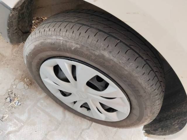https://images10.gaadi.com/usedgaadi-sellcar/UsedCar/f5d1c7aba/3ca8ff03-82ac-49e1-92e1-b04d5f1879b4.jpg?imwidth=6402