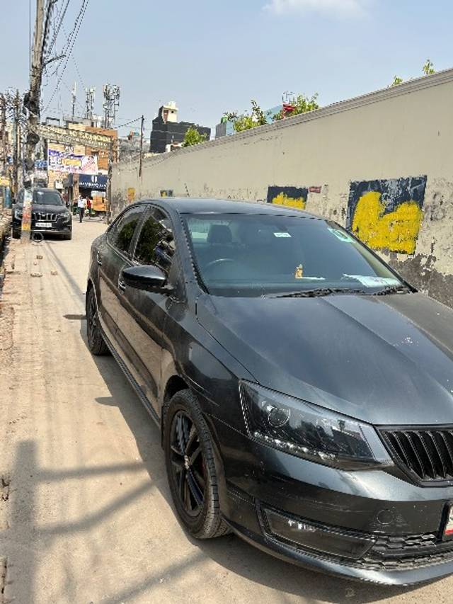 https://images10.gaadi.com/usedgaadi-sellcar/UsedCar/f5d1fca4a/b7a1c2da-6c37-4174-8341-429951d49338.jpeg?imwidth=6400