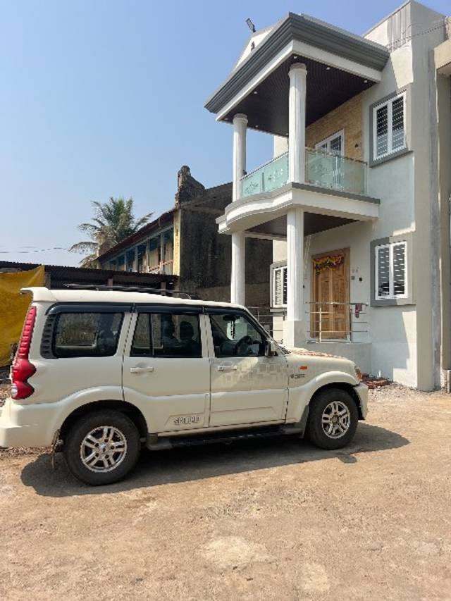 https://images10.gaadi.com/usedgaadi-sellcar/UsedCar/f5d403cea/a2c5962c-a4d8-428e-89ca-cff9ed07da83.jpeg?imwidth=6402