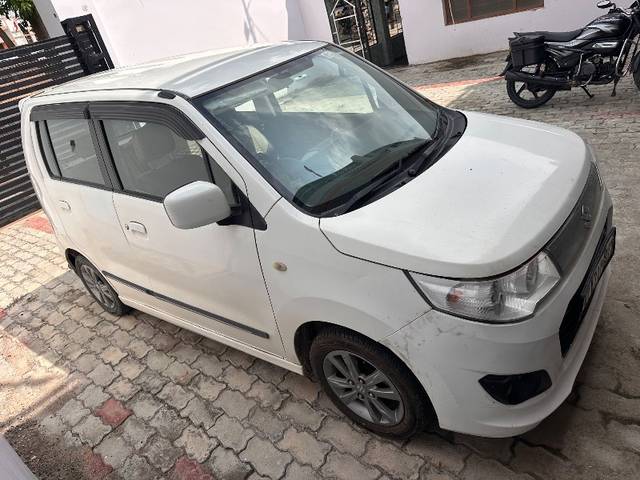 https://images10.gaadi.com/usedgaadi-sellcar/UsedCar/f5d50b72a/13a327ad-99ce-47c2-8dfc-c5cd7ace79a4.jpeg?imwidth=6401