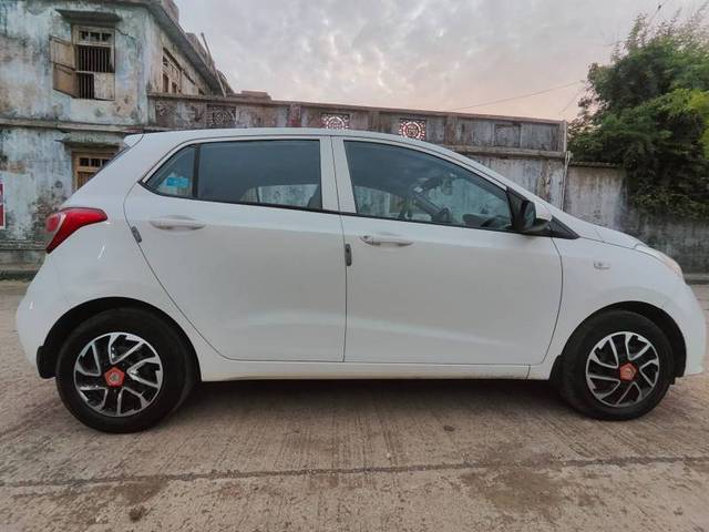 https://images10.gaadi.com/usedgaadi-sellcar/UsedCar/f5d5ed47a/db029c96-2b1c-4861-9ca8-83bcfb5c97df.jpg?imwidth=6401