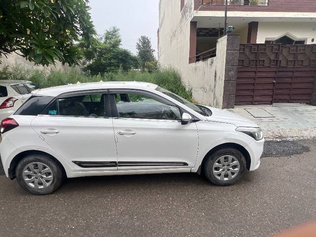 https://images10.gaadi.com/usedgaadi-sellcar/UsedCar/f5d62ec4a/45b36c2d-99ca-4301-a7f7-a0c0a234bfdc.jpg?imwidth=6401