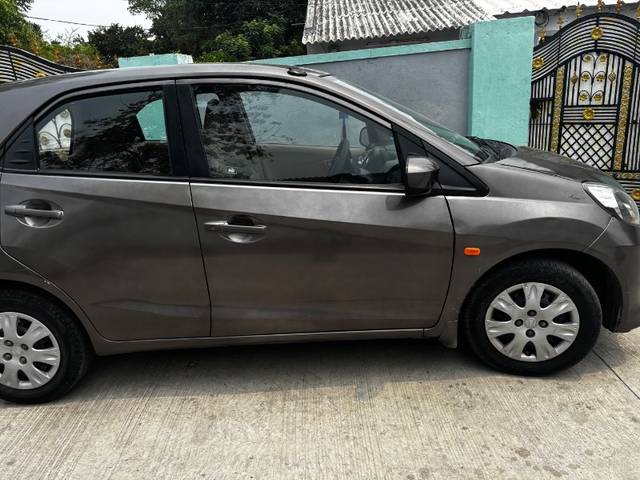 https://images10.gaadi.com/usedgaadi-sellcar/UsedCar/f5d64d07a/3da44d3f-bd82-4d2e-af50-93b4a3d6e9c5.jpeg?imwidth=6400