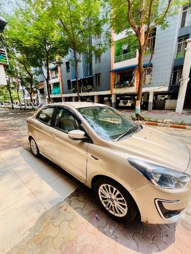 https://images10.gaadi.com/usedgaadi-sellcar/UsedCar/f5d69892a/3c1a3101-e0e4-44df-a03d-3859fb50df11.jpeg?imwidth=6400