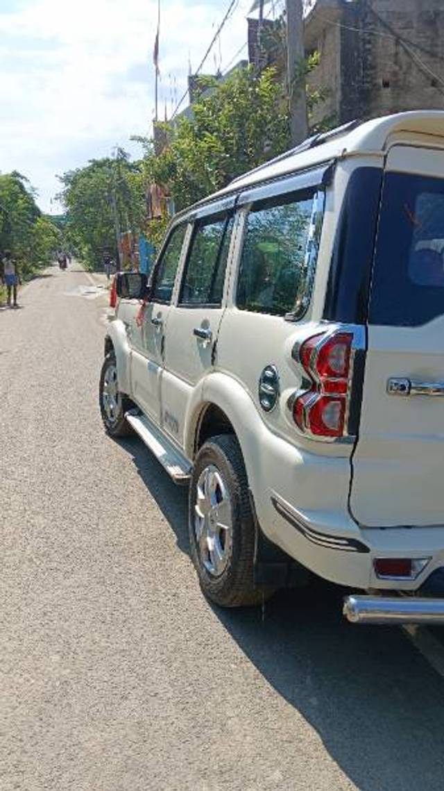 https://images10.gaadi.com/usedgaadi-sellcar/UsedCar/f5d76895a/6ce5f7c8-1386-43fa-adca-d512686ea6f8.jpg?imwidth=6402