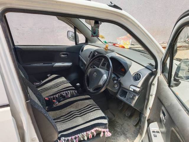 https://images10.gaadi.com/usedgaadi-sellcar/UsedCar/f5d9673ea/378c5eb7-8d7c-4c33-a387-e18f6b24a4d4.jpg?imwidth=6402