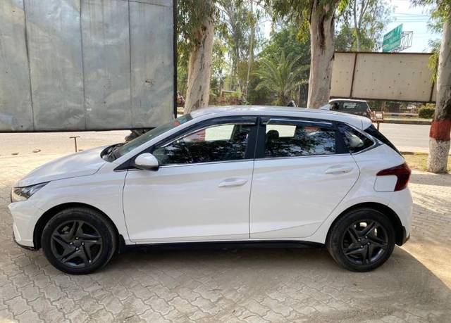 https://images10.gaadi.com/usedgaadi-sellcar/UsedCar/f5da1ea3a/793bb4ad-790f-4bf4-8fa5-42a00445fcf9.jpg?imwidth=6402
