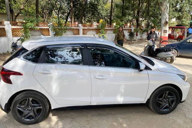 https://images10.gaadi.com/usedgaadi-sellcar/UsedCar/f5da1ea3a/df571dbb-0b12-4cb1-8442-d8c804ebce00.jpg?imwidth=6401