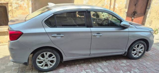 https://images10.gaadi.com/usedgaadi-sellcar/UsedCar/f5da8b7ca/ddd22798-f63d-4f86-bf34-ebcac97a8910.JPG?imwidth=6402
